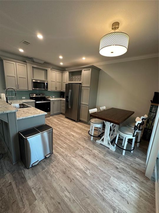 最近售出: $855,000 (3 贝兹, 2 浴室, 1242 平方英尺)