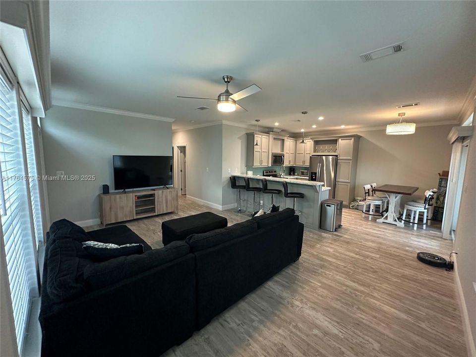 最近售出: $855,000 (3 贝兹, 2 浴室, 1242 平方英尺)