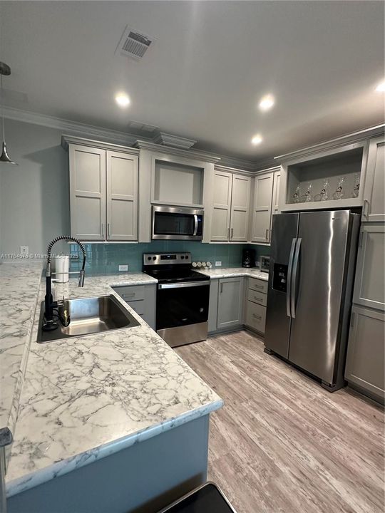 最近售出: $855,000 (3 贝兹, 2 浴室, 1242 平方英尺)