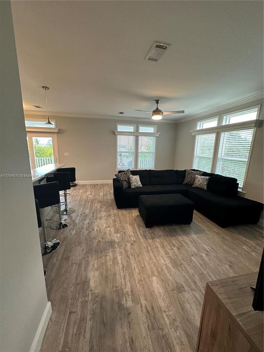 最近售出: $855,000 (3 贝兹, 2 浴室, 1242 平方英尺)