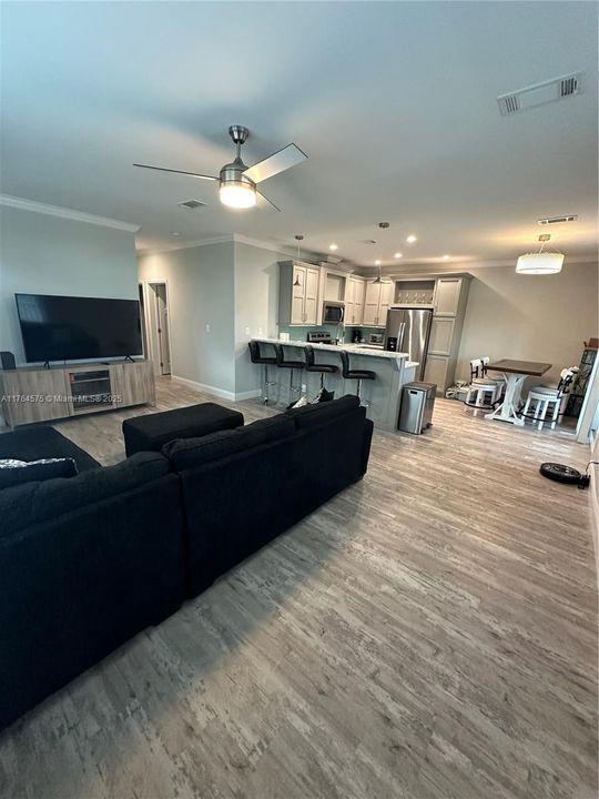 最近售出: $855,000 (3 贝兹, 2 浴室, 1242 平方英尺)