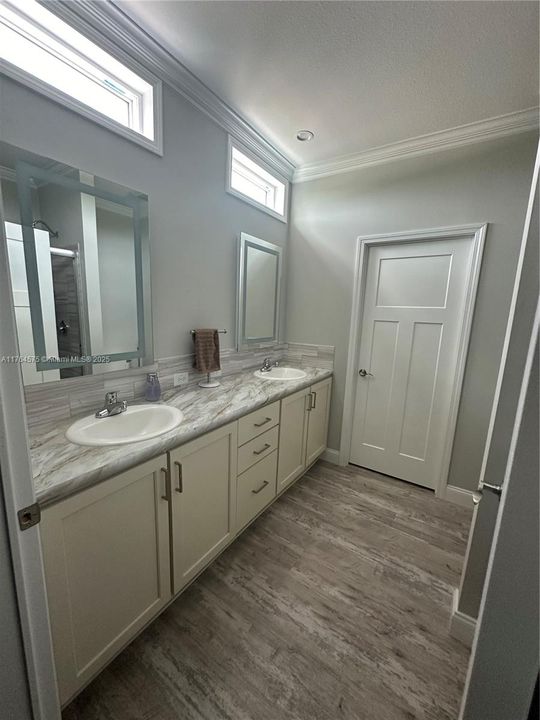 最近售出: $855,000 (3 贝兹, 2 浴室, 1242 平方英尺)