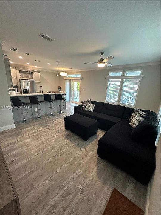 最近售出: $855,000 (3 贝兹, 2 浴室, 1242 平方英尺)