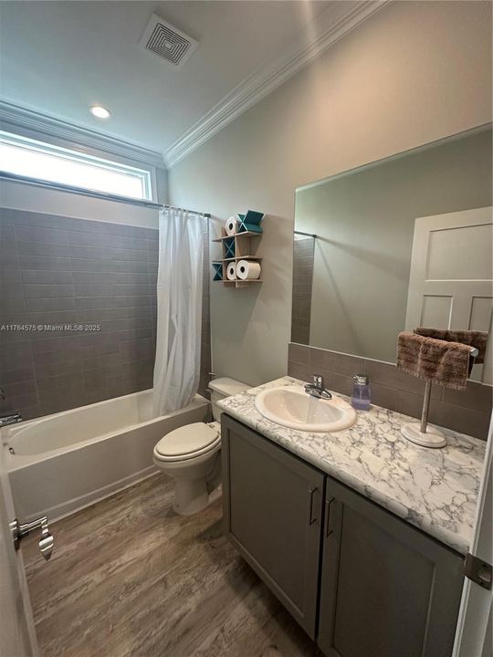 最近售出: $855,000 (3 贝兹, 2 浴室, 1242 平方英尺)