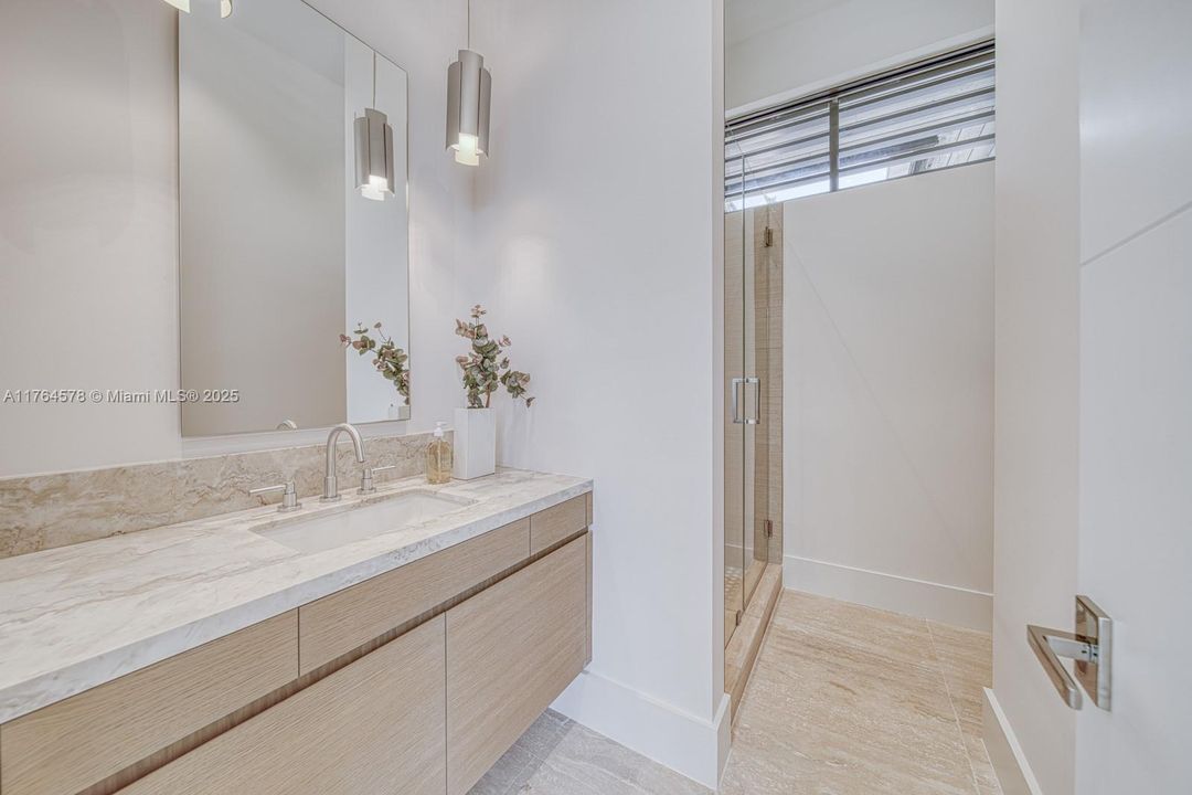 Недавно продано: $10,500,000 (6 спален, 7 ванн, 5882 Квадратных фут)