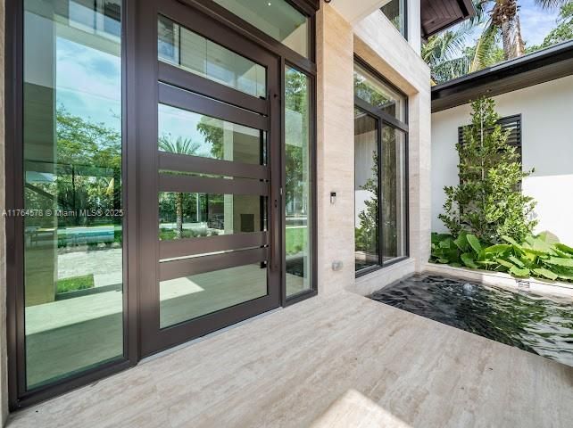 Недавно продано: $10,500,000 (6 спален, 7 ванн, 5882 Квадратных фут)