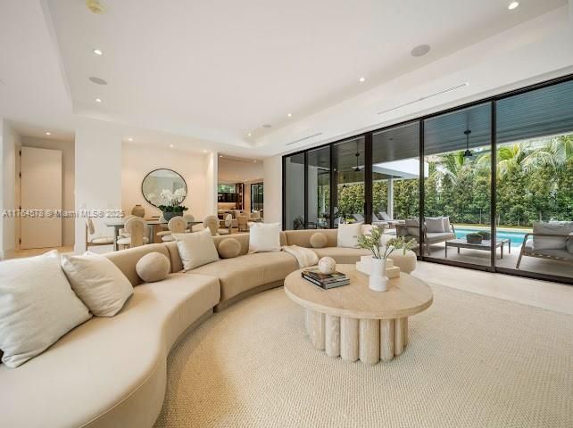 Недавно продано: $10,500,000 (6 спален, 7 ванн, 5882 Квадратных фут)