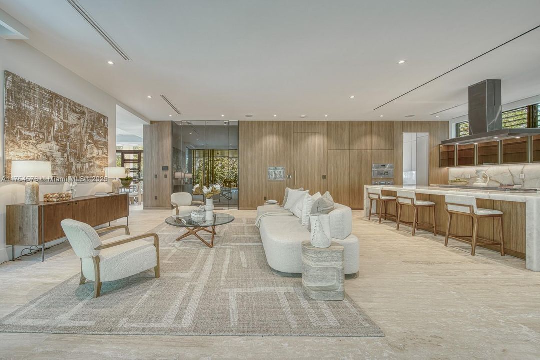 Недавно продано: $10,500,000 (6 спален, 7 ванн, 5882 Квадратных фут)