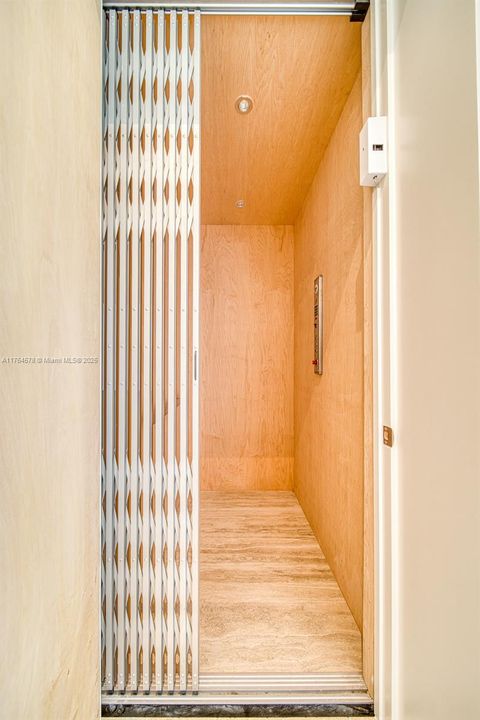 Недавно продано: $10,500,000 (6 спален, 7 ванн, 5882 Квадратных фут)