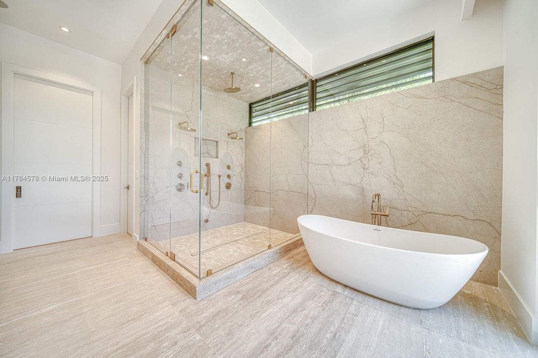 Недавно продано: $10,500,000 (6 спален, 7 ванн, 5882 Квадратных фут)