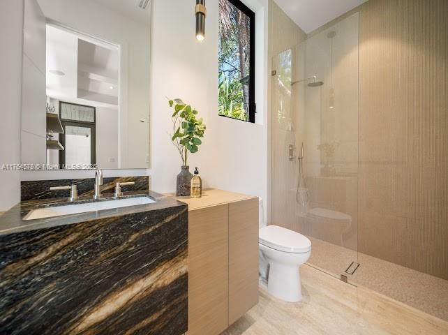 Недавно продано: $10,500,000 (6 спален, 7 ванн, 5882 Квадратных фут)