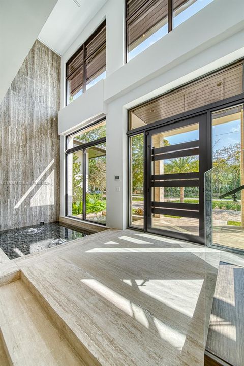 Недавно продано: $10,500,000 (6 спален, 7 ванн, 5882 Квадратных фут)