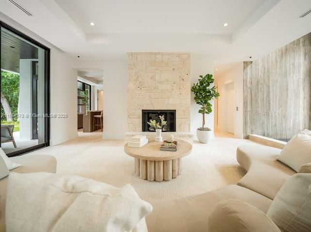 Недавно продано: $10,500,000 (6 спален, 7 ванн, 5882 Квадратных фут)