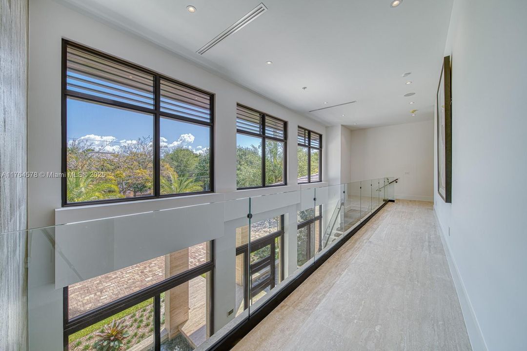 Недавно продано: $10,500,000 (6 спален, 7 ванн, 5882 Квадратных фут)