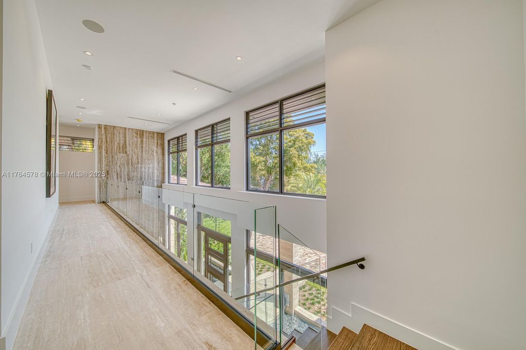 Недавно продано: $10,500,000 (6 спален, 7 ванн, 5882 Квадратных фут)