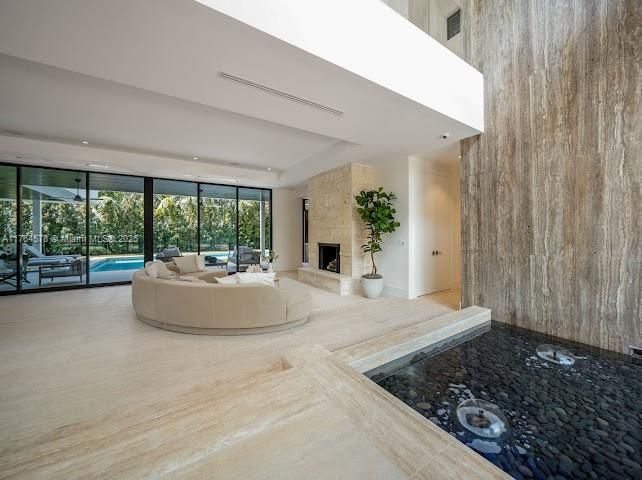 Недавно продано: $10,500,000 (6 спален, 7 ванн, 5882 Квадратных фут)