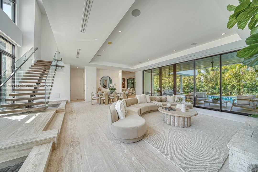 Недавно продано: $10,500,000 (6 спален, 7 ванн, 5882 Квадратных фут)