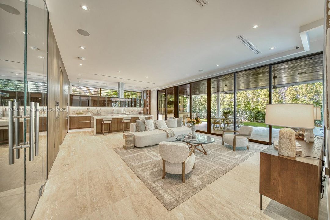 Недавно продано: $10,500,000 (6 спален, 7 ванн, 5882 Квадратных фут)