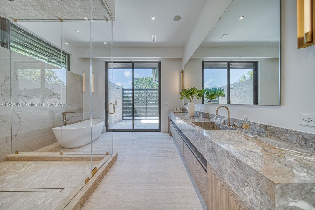 Недавно продано: $10,500,000 (6 спален, 7 ванн, 5882 Квадратных фут)