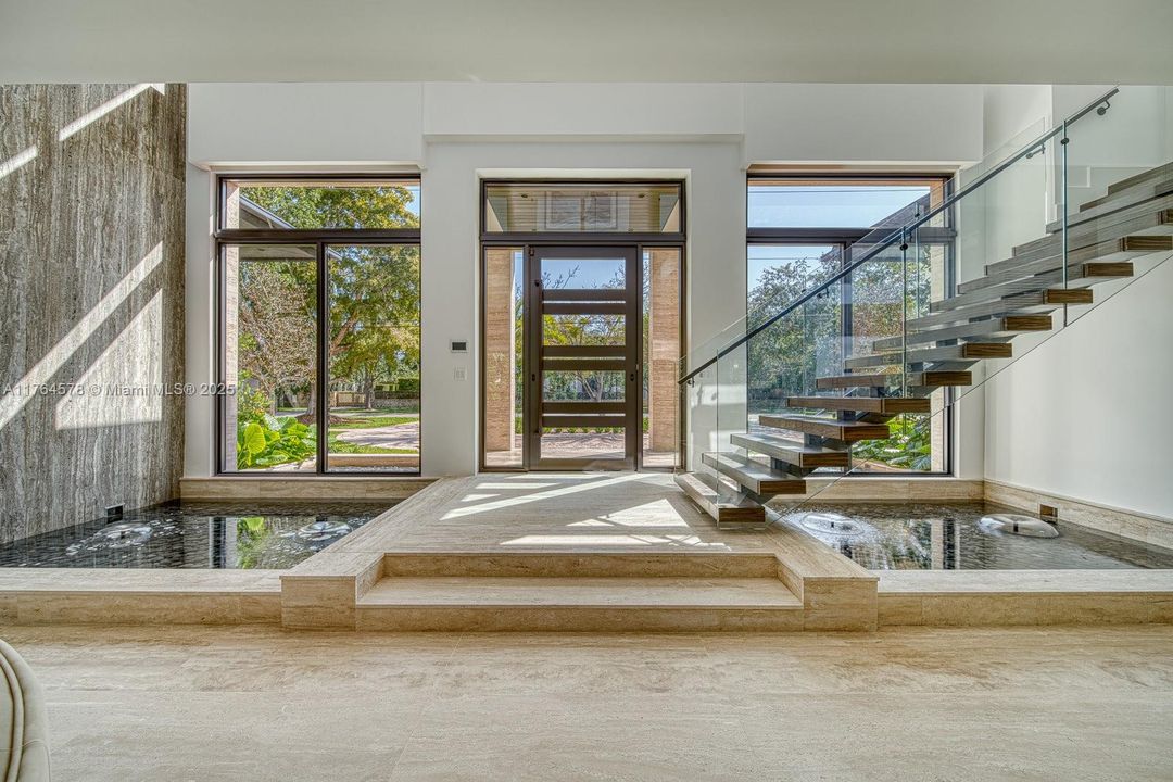 Недавно продано: $10,500,000 (6 спален, 7 ванн, 5882 Квадратных фут)