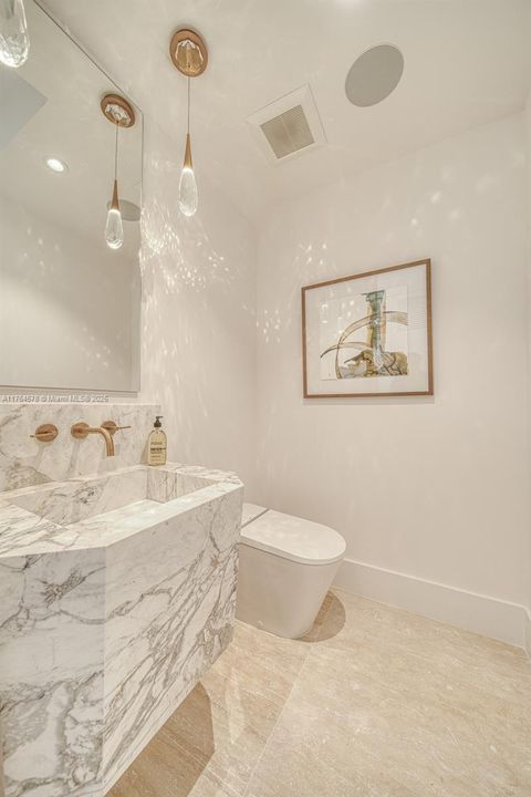 Недавно продано: $10,500,000 (6 спален, 7 ванн, 5882 Квадратных фут)