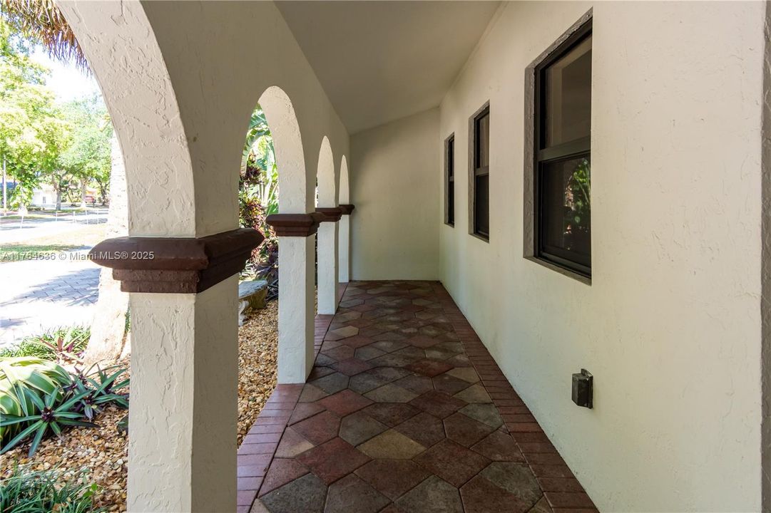 Recently Sold: $980,000 (4 beds, 3 baths, 2085 Square Feet)