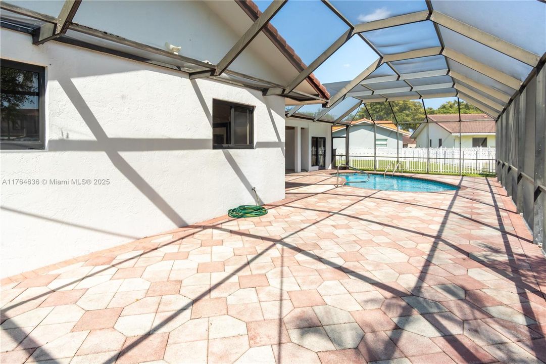 Recently Sold: $980,000 (4 beds, 3 baths, 2085 Square Feet)