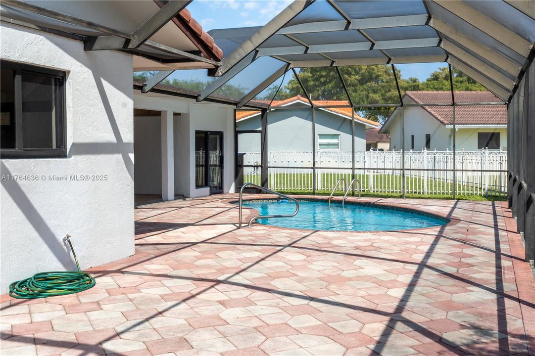 Recently Sold: $980,000 (4 beds, 3 baths, 2085 Square Feet)