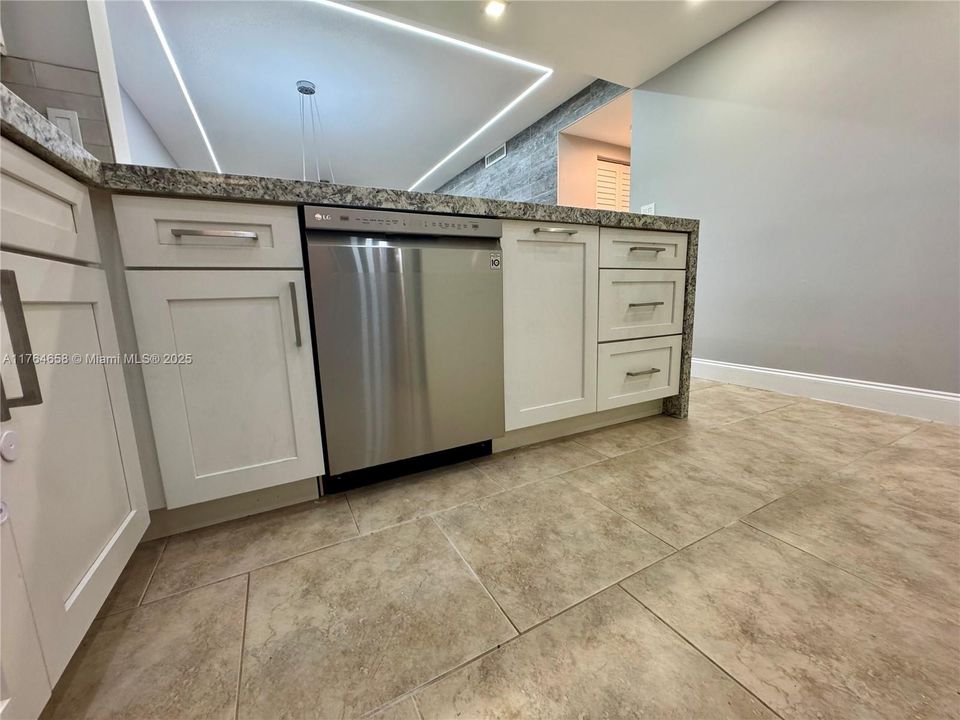 Active With Contract: $240,000 (2 beds, 2 baths, 1068 Square Feet)