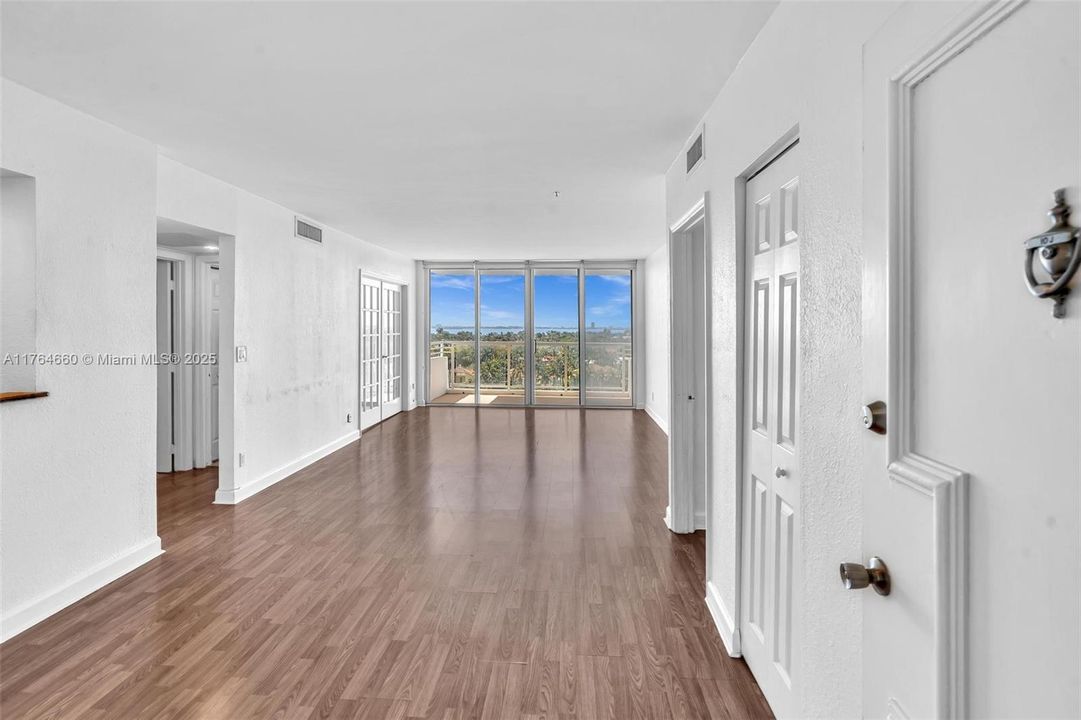 Recently Sold: $595,000 (2 beds, 2 baths, 1190 Square Feet)