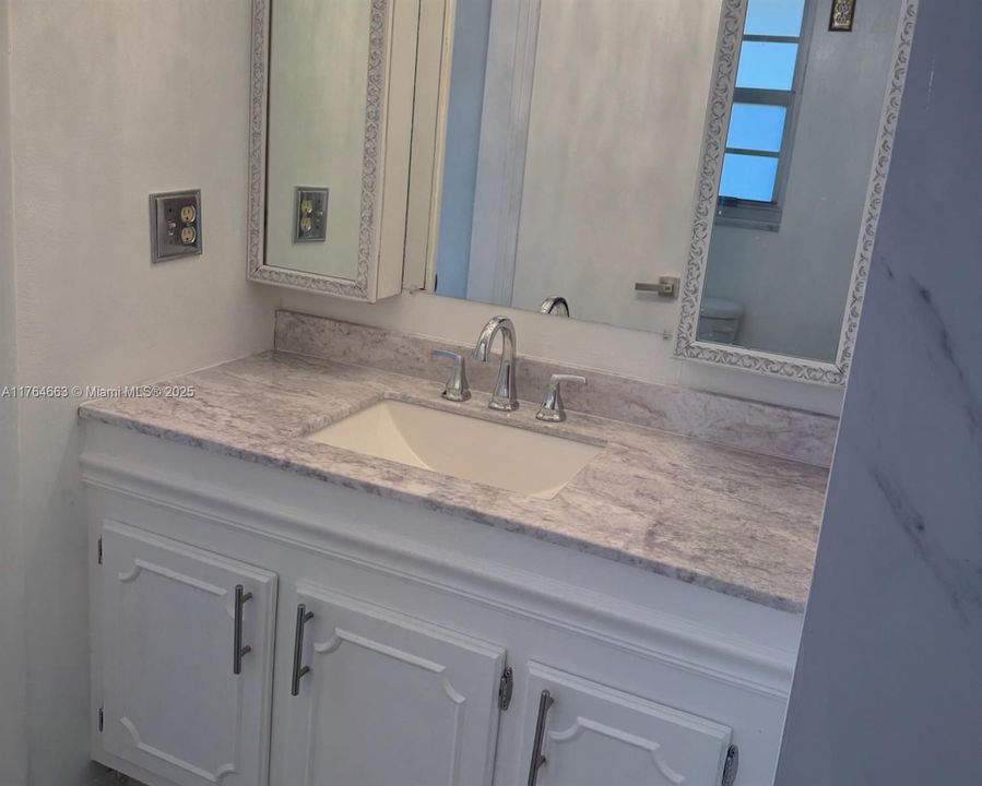 На продажу: $219,000 (2 спален, 2 ванн, 1114 Квадратных фут)