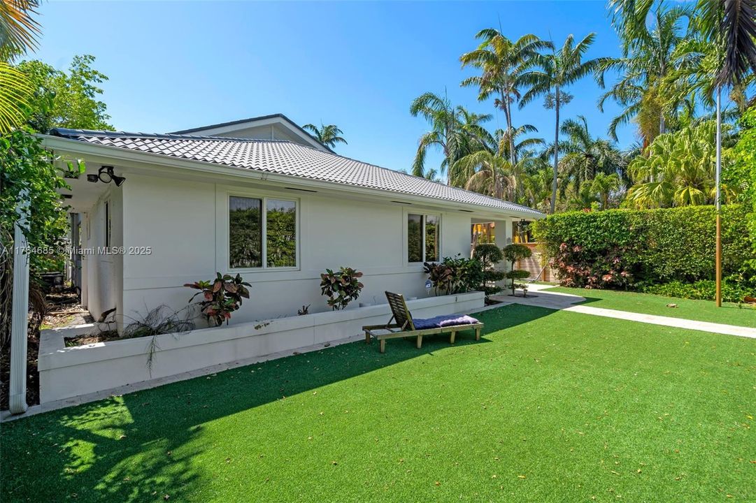 Recently Rented: $8,000 (3 beds, 2 baths, 2351 Square Feet)