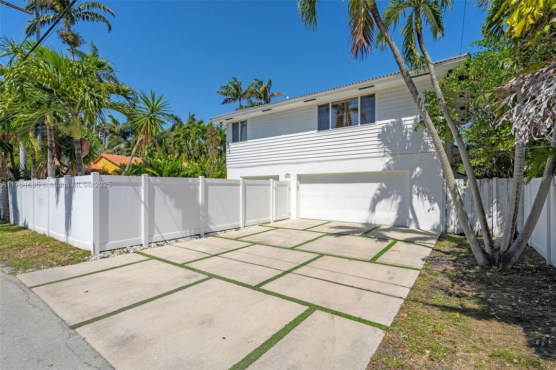 Recently Rented: $8,000 (3 beds, 2 baths, 2351 Square Feet)