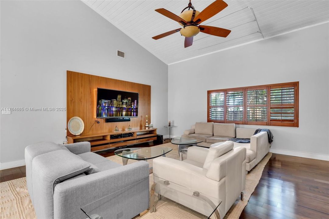 Recently Rented: $8,000 (3 beds, 2 baths, 2351 Square Feet)