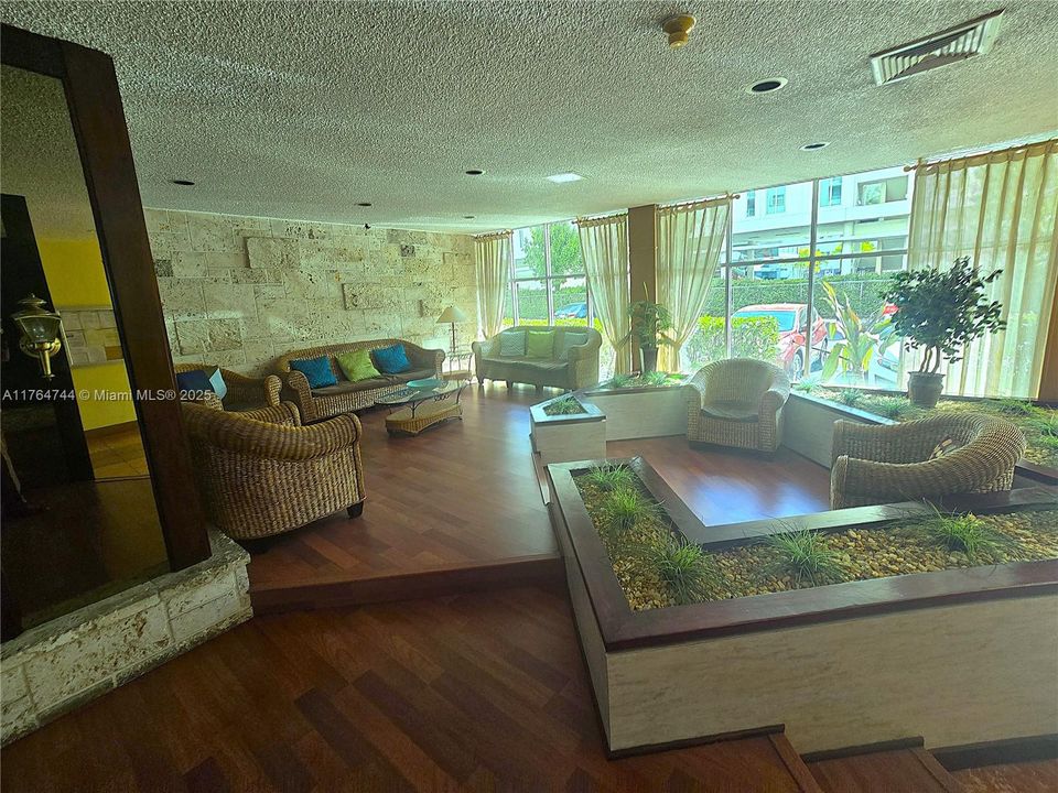 Recently Sold: $240,000 (2 beds, 2 baths, 1006 Square Feet)