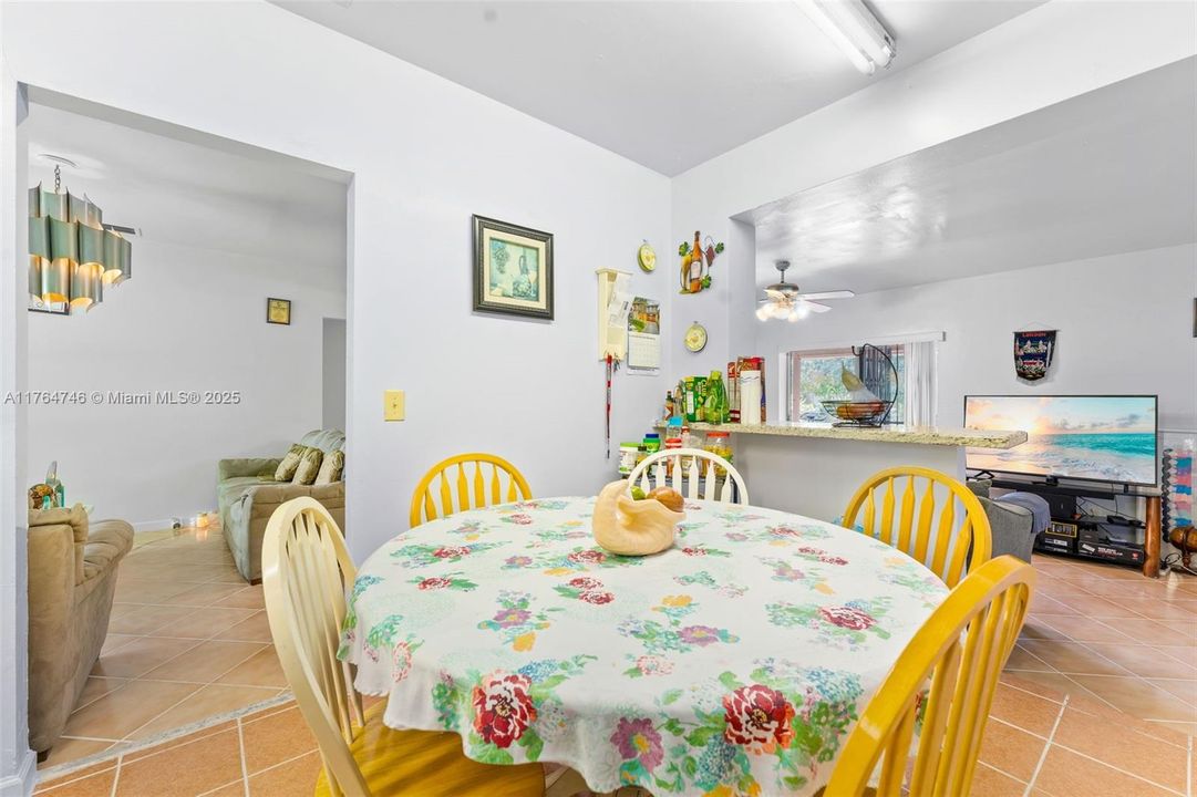 Vendido Recientemente: $500,000 (3 camas, 2 baños, 1358 Pies cuadrados)