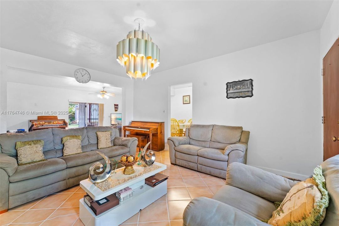 Vendido Recientemente: $500,000 (3 camas, 2 baños, 1358 Pies cuadrados)