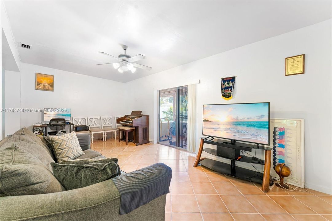 Vendido Recientemente: $500,000 (3 camas, 2 baños, 1358 Pies cuadrados)