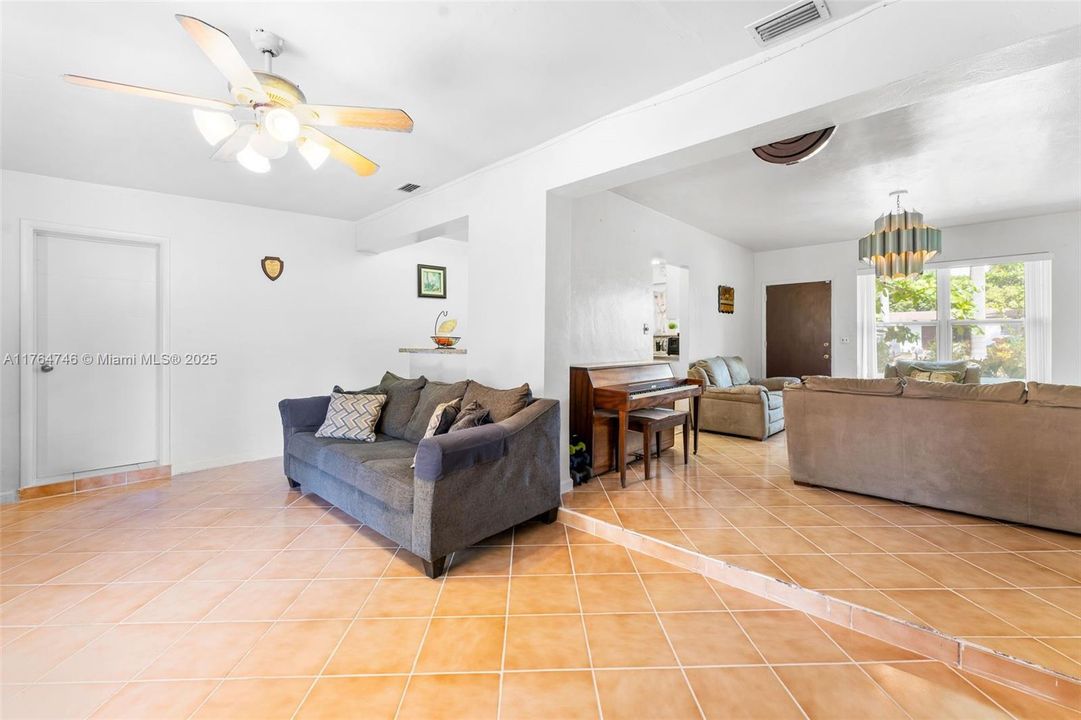 Vendido Recientemente: $500,000 (3 camas, 2 baños, 1358 Pies cuadrados)