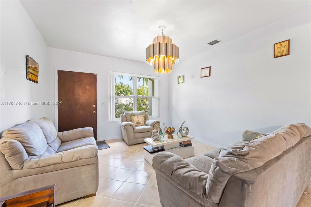 Vendido Recientemente: $500,000 (3 camas, 2 baños, 1358 Pies cuadrados)