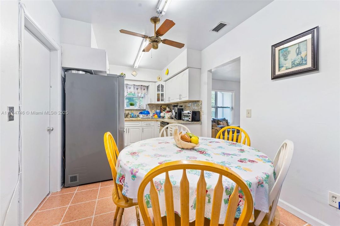 Vendido Recientemente: $500,000 (3 camas, 2 baños, 1358 Pies cuadrados)