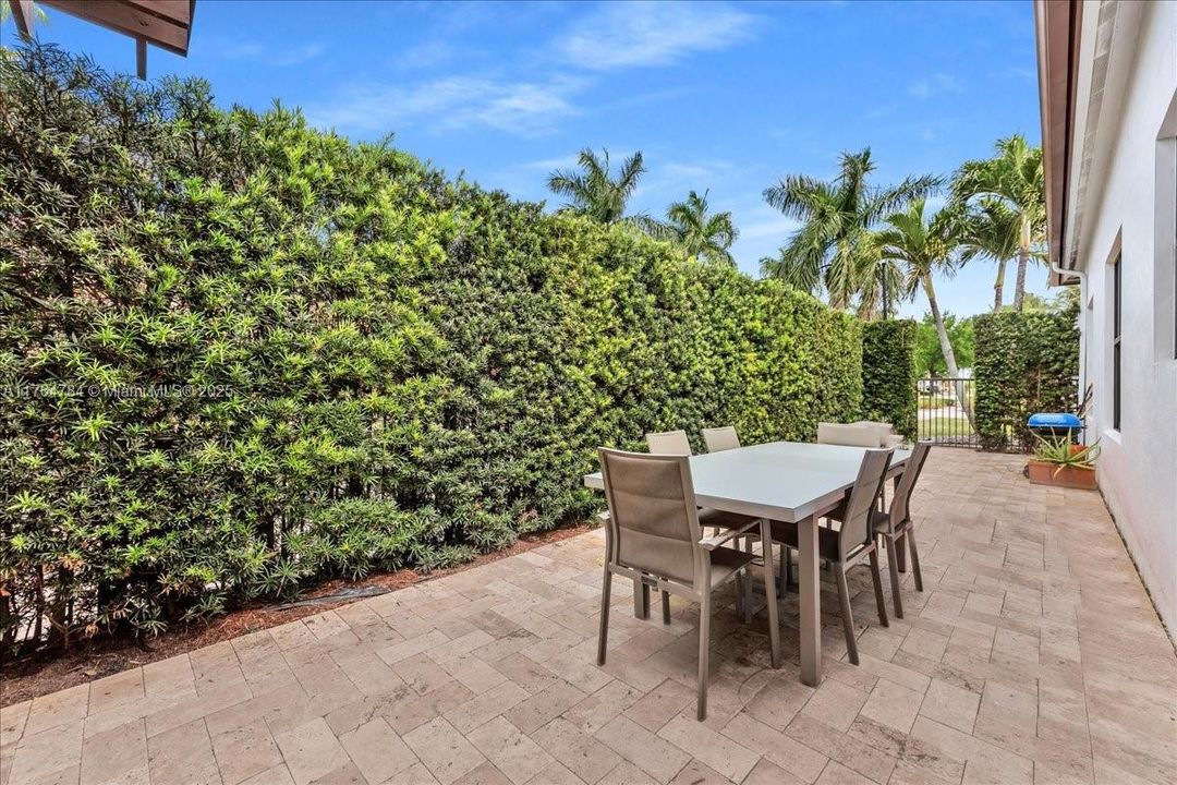 最近售出: $1,199,900 (4 贝兹, 3 浴室, 2232 平方英尺)