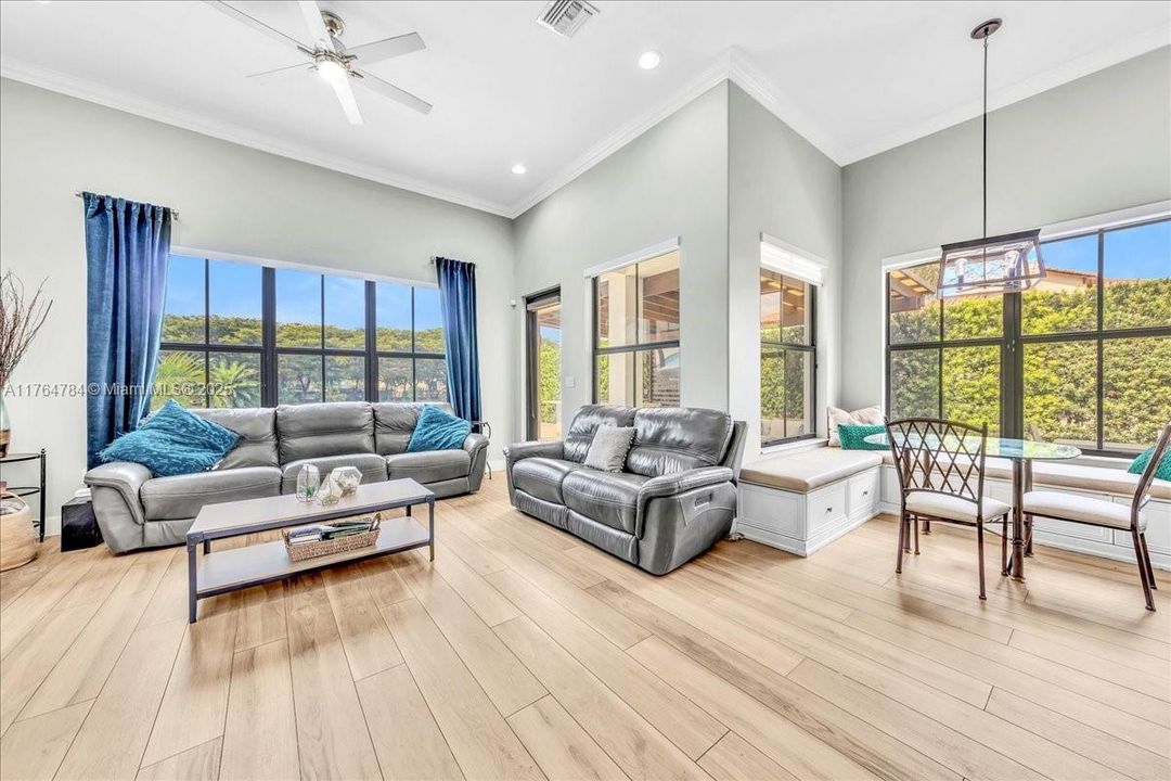 最近售出: $1,199,900 (4 贝兹, 3 浴室, 2232 平方英尺)