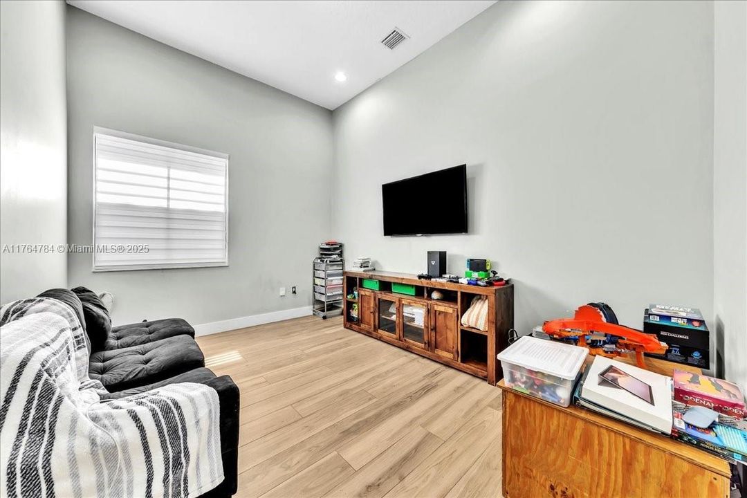 最近售出: $1,199,900 (4 贝兹, 3 浴室, 2232 平方英尺)