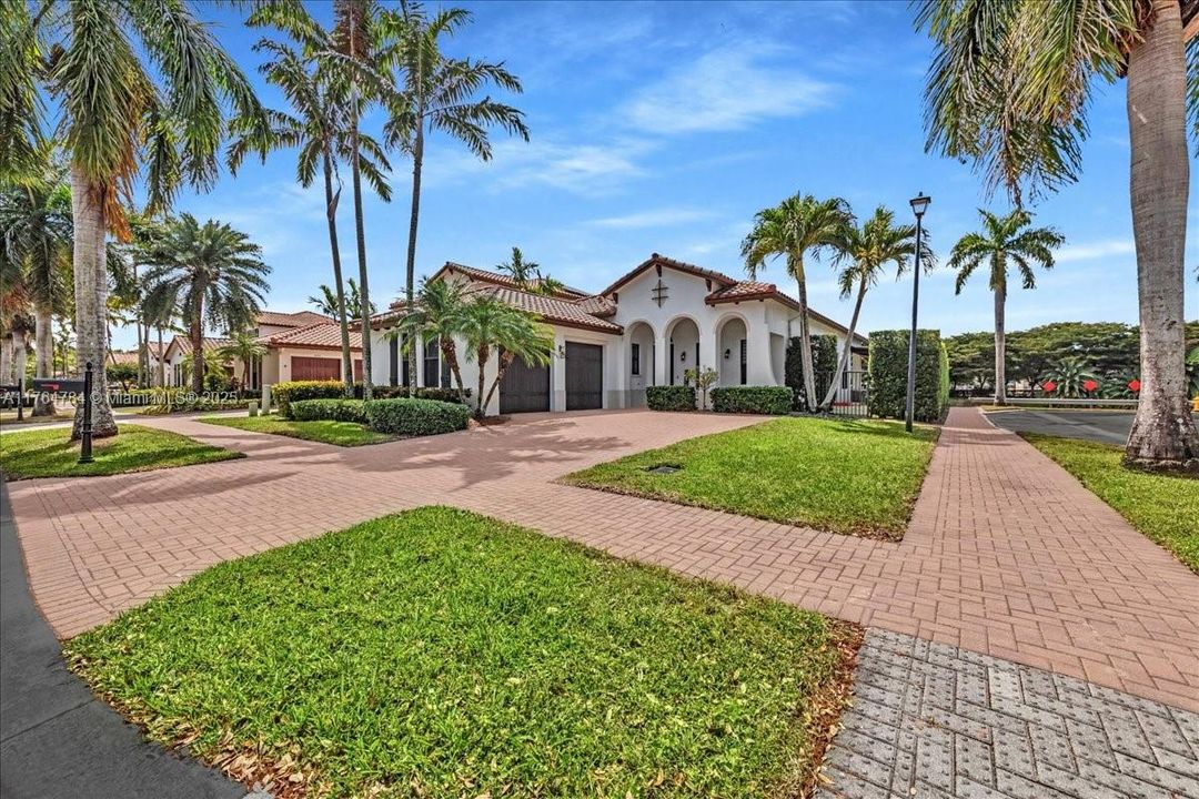 最近售出: $1,199,900 (4 贝兹, 3 浴室, 2232 平方英尺)