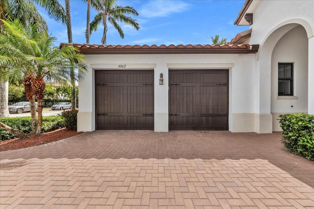 最近售出: $1,199,900 (4 贝兹, 3 浴室, 2232 平方英尺)