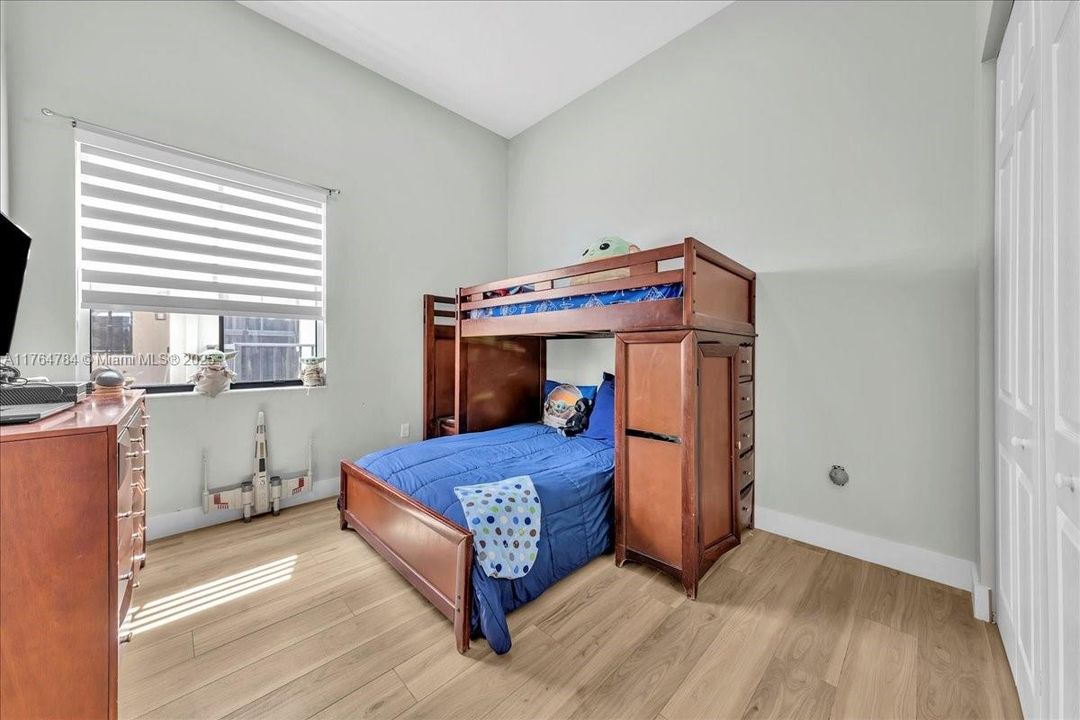 最近售出: $1,199,900 (4 贝兹, 3 浴室, 2232 平方英尺)