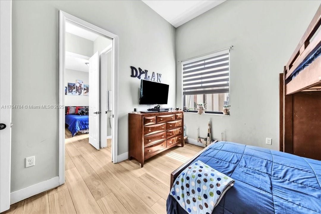 最近售出: $1,199,900 (4 贝兹, 3 浴室, 2232 平方英尺)