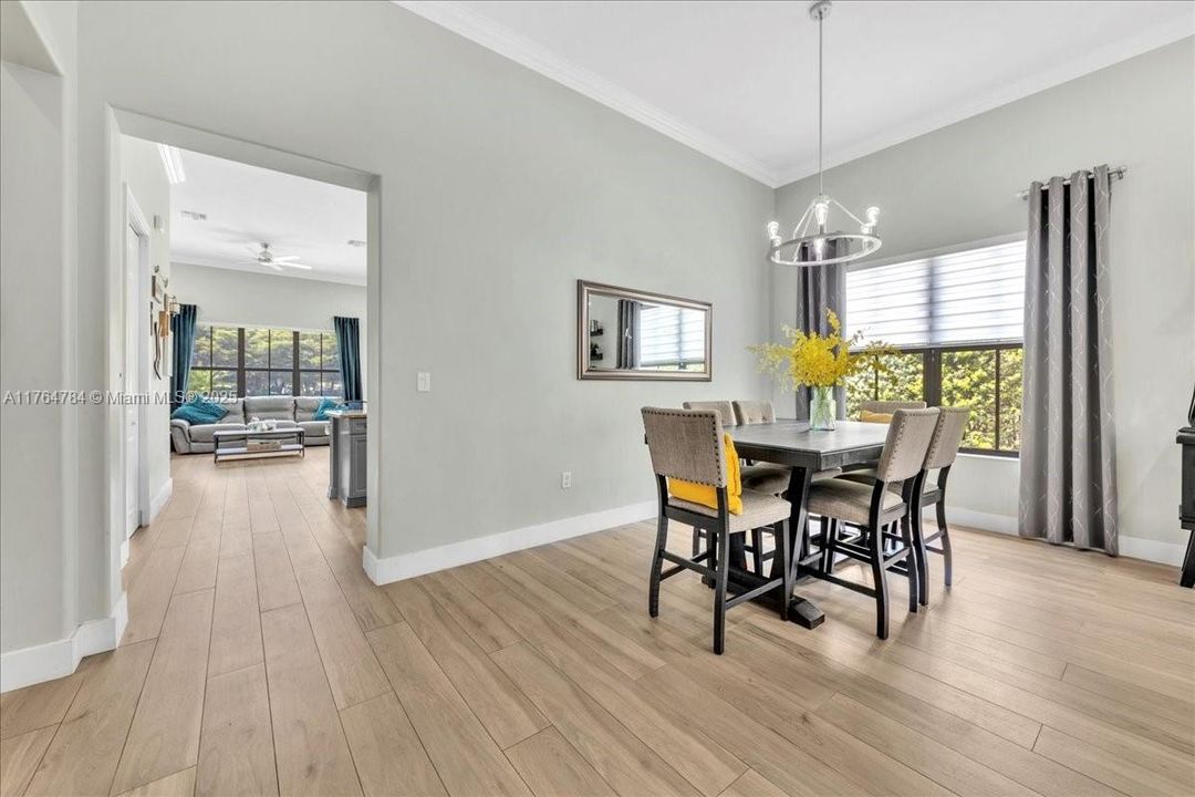 最近售出: $1,199,900 (4 贝兹, 3 浴室, 2232 平方英尺)