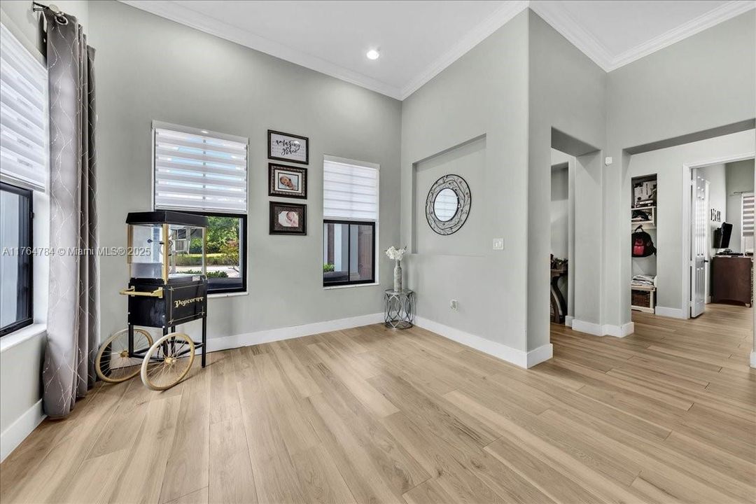 最近售出: $1,199,900 (4 贝兹, 3 浴室, 2232 平方英尺)